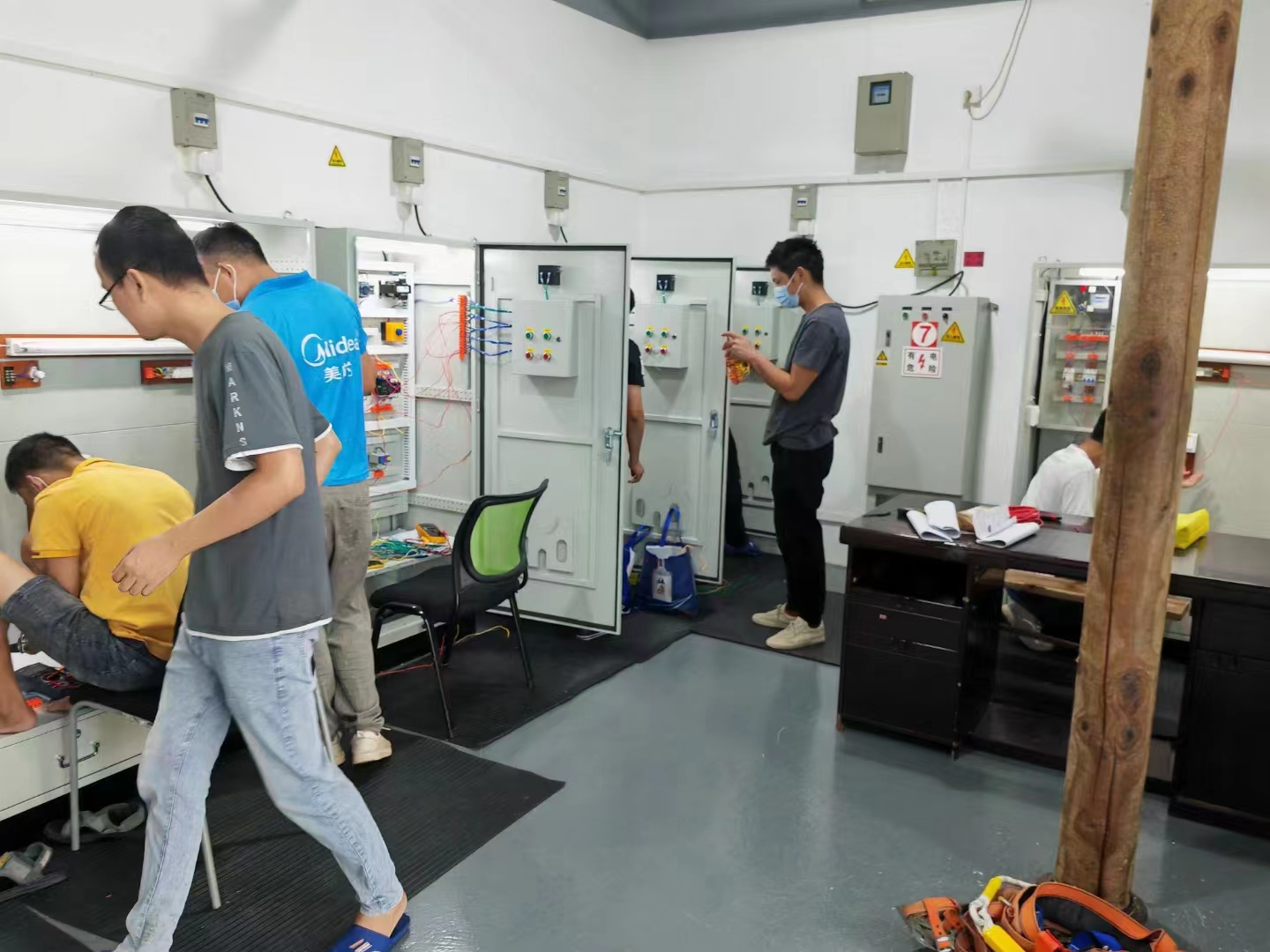 �������������˽�ӯ�´帽�������е�ѹ�繤֤��ѵ����ѧУ��