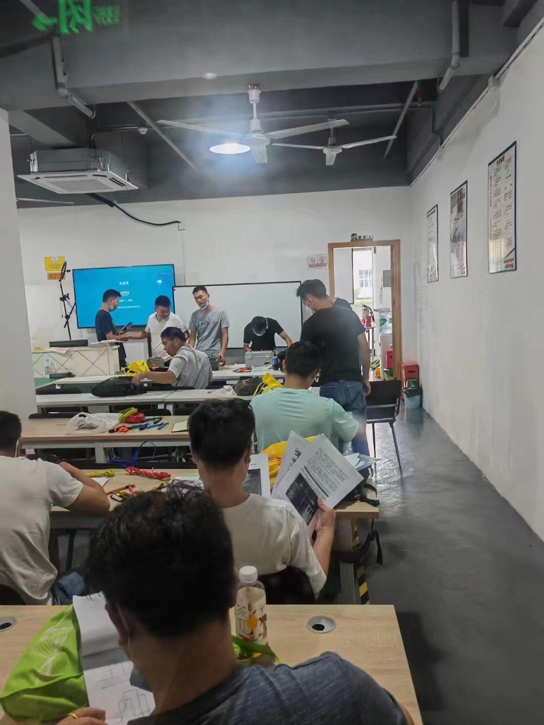 ʯ�ҹ��������г���ѹ�繤֤��ѵ����ѧУ